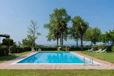 Appartement dans une maison de vacances avec piscine, Wifi, Tv, terrasse, animaux admis, parking