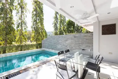 Image de 10 chambres, pour 28 personnes, 2 piscines. Seulement 7 km de la plage de Patong