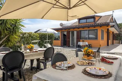 Confortable appartement pour 6 personnes avec climatisation, Wifi, Tv, animaux admis et parking