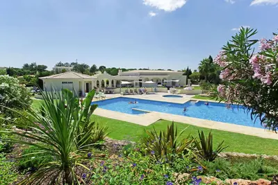 Image de Merveilleuse maison de vacances pour 4 personnes avec Wifi, piscine, climatisation, Tv et terrasse