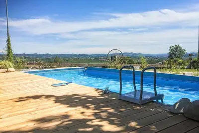 Joli appartement pour 4 personnes avec piscine, Wifi, Tv, patio, animaux admis et parking