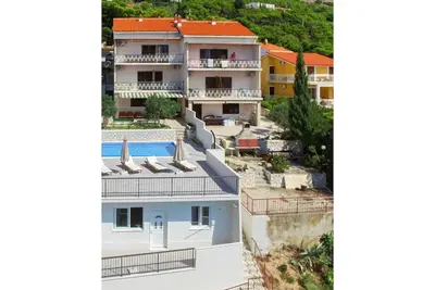Agréable appartement pour 6 personnes avec climatisation, piscine, Wifi, Tv, balcon et parking