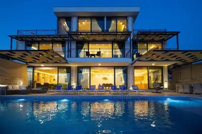 Luxury 5 bedroom Villa Peaceful location with stunning sea views
