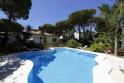 Image de Roche - charmante villa à seulement 2 minutes de la plage avec jardin et piscine privée.