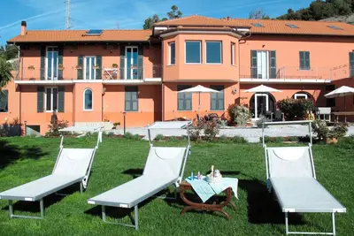 Agréable appartement pour 5 personnes avec Wifi, Tv, patio et parking