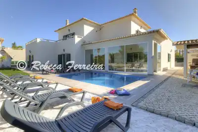 Image de 5 chambres, piscine, salle de jeux, à Albufeira, pour 12 personnes, à 2 km de la plage