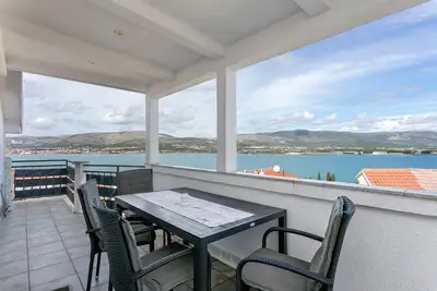 Image de Appartement de deux chambres avec la terrasse et la vue sur le mer Mastrinka, Ciovo (A-4324-b)