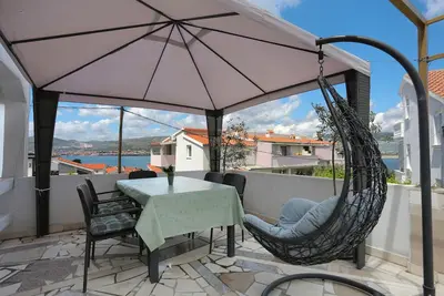 Image de Appartement de deux chambres avec la terrasse et la vue sur le mer Mastrinka, Ciovo (A-4324-c)