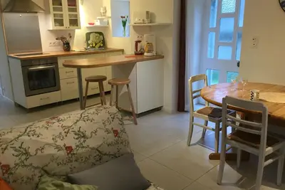 Image de petite maison en pierres dans un site de caractère