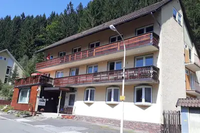 Image de Appartement ensoleillé de 2 chambres avec balcon pour 6 personnes