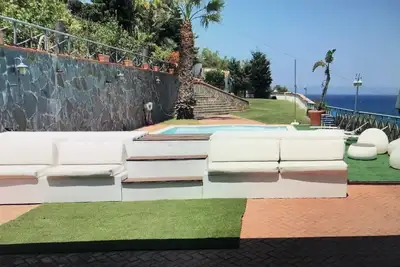 Image de Dépendance de 100 m², avec piscine partagée avec les propriétaires.