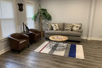 Image de High Style, Plush Midtown Duplex à Overton Square