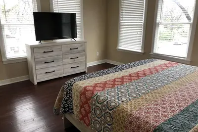 Image de Grand appartement avec très grand lit confortable, près du centre-ville de Dallas