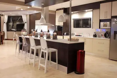 Image de Luxueuse maison de 4 chambres avec vue sur l'océan et la montagne de la table