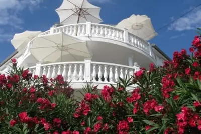 Image de Appartement d'une chambre avec la terrasse et la vue sur le mer Barbat, Rab (A-16816-a)