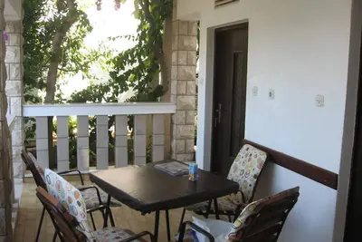 Image de Appartement de deux chambres avec la terrasse et la vue sur le mer Slatine, Ciovo (A-17456-b)