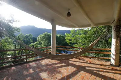 Image de Maison écologique biaisée de la rivière, avec une belle vue sur le canion,