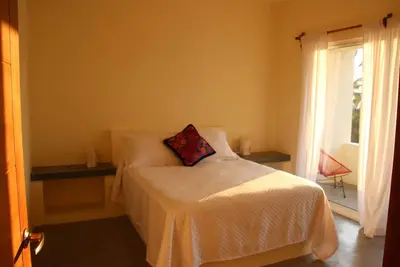 Image de Vues sur l'océan, très bien situé, un pâté de maisons de la plage, maison entière