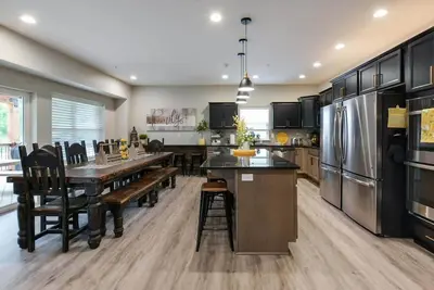 Image de Maintenant en réservation - Nouveau Tout! Firepit - Backyard - Jeux - Pour toute la famille! !