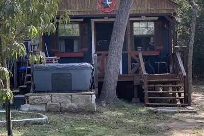Image de Cabine privée avec bain à remous. Niché dans les bois juste à côté du lac Limestone, au Texas.