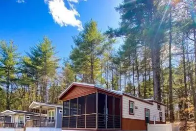 Image de Beautiful Lake George Cottage