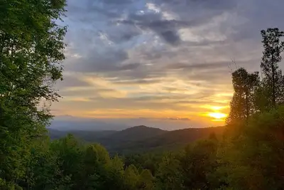 Image de Spacious 3/3 Cabin - Mountain Views, Hot Tub, Game Room & Wi-Fi!