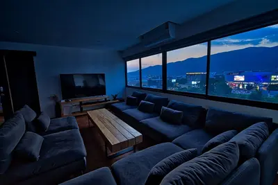 Image de Condo haut de gamme au design supérieur, vues spectaculaires, piscine, près de Nimmanhemin