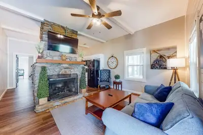 Image de Suite du centre-ville avec télévision, cheminée et pelouse partagée - à pied du centre-ville d'Helen!