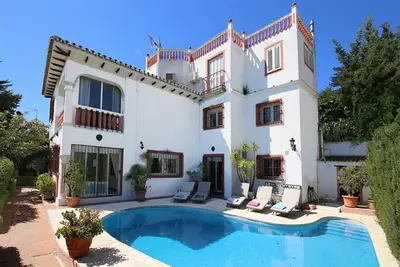 Grande villa avec jardin, piscine, clima et Wifi, Courte distance à pied des magasins, bars y plage