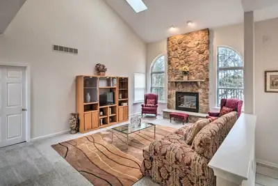 Image de Nouveau! Maison familiale Blue Mtn Lake, à quelques pas de la plage!