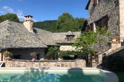 Image de Noël atypique en Aubrac, charme cheminée-piscine-spa-discothèque