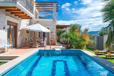 Image de Villa Alea, Villa de luxe en pierre avec piscine privée et décoration délicate.