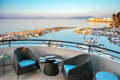 Image de Marina View Luxury Sea Front Apartment