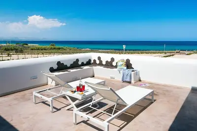 Image de Location de villa en bord de mer en Sicile avec piscine, climatisation, Wi-Fi et à pied de la ville