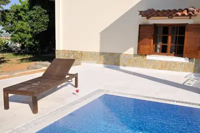 Image de Maisonnette Familiale avec Piscine Privée, près de la Plage