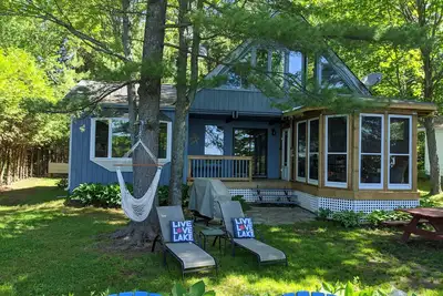Image de Notre chalet au bord du lac de 4 chambres au coeur de Muskoka
