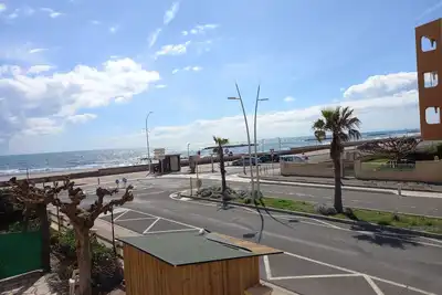 Image de Valras-Plage, appartement T3, bord de mer avec terrasse et parking.