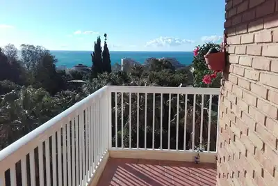 Image de Appartement d'angle ensoleillé d'une chambre avec vue sur la piscine