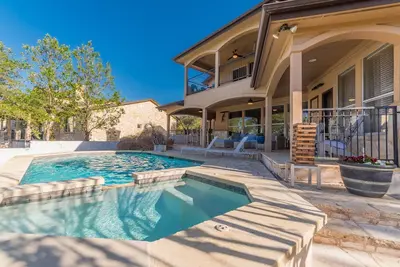 Image de Maison au bord du lac de 3 acres avec piscine, bain à remous et quai pour bateaux