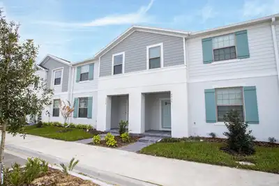 Image de Superbe Piscine PRIVÉE De 5 Lits Face Au Sud À Windsor À Westside