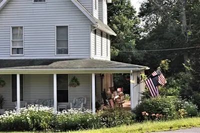 Image de Deux chambres en face de Outlet Pond en bordure du village et des sentiers boisés.