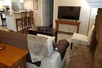 Image de Springwood Home dans le nord-ouest d'Austin, 3 Br, 2 Ba complet, Parking