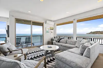 Image de Condo en bord de mer à Malibu avec accès à la plage privée et vue imprenable sur l'océan