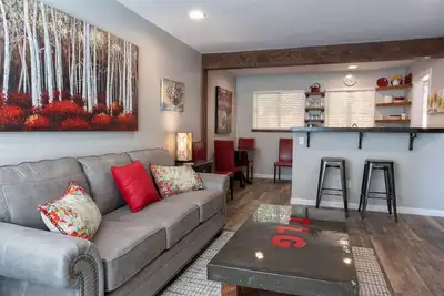 Image de Cherry Cabin, récemment rénové, centre-ville