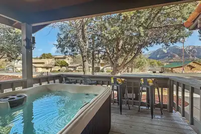 Image de Stylish Uptown House-Views-Hot Tub-Pets Ok, The Uptown House~Red Rock Getaway