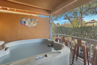 Image de La Route 66 House - Uptown, Red Rock Views-Private 2 Bedroom / 2 Bath / Garage