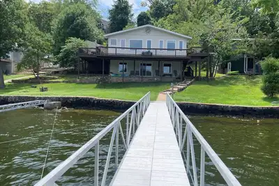 Image de Maison au bord du lac entièrement rénové avec de belles vues sur le lac des Ozarks!