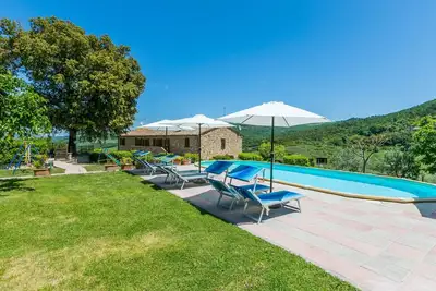 Image de Joli appartement dans une maison de vacances avec piscine, Wifi, Tv, patio et parking