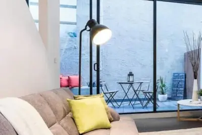 Image de Hôte complet AquaLuna Apartments - 2 niveau 2bd St Kilda Beach Pad * Parking Wifi