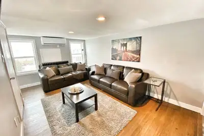 Image de Emplacement! Historique Olde Walkerville Gem 3bd / 2ba